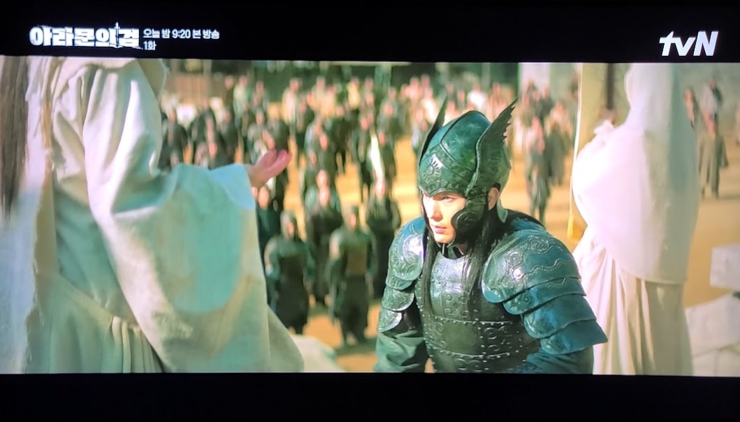 와고족 정벌에 앞장선 &#39;사야&#39;와 칸모르 말 &#39;도우리&#39;에게 &#39;은섬&#39;을 살려달라고 부탁하는 &#39;탄야&#39;의 모습