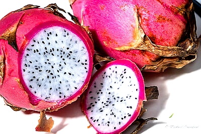  나이를 먹을수록 곁에 두고 먹어야 하는 과일 용과(Dragon Fruit)