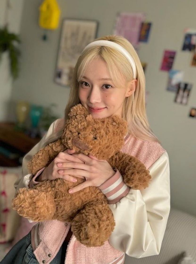 확신의 흑발파 팬들 마저 돌릴거 같은 이번에 금발 생머리 진짜 찰떡으로 소화한 아이돌 | 인스티즈