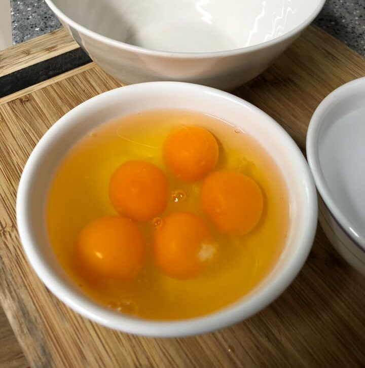 계란을 꺠 놓은 모습