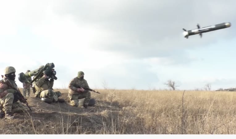 [러시아 vs 우크라이나 워] 상부보호 케이지 설치 러시아 탱크 타격 실험하는 우크라이나 군 VIDEO: Ukrainian troops test Javelin missiles against Russian cage-style tank armour