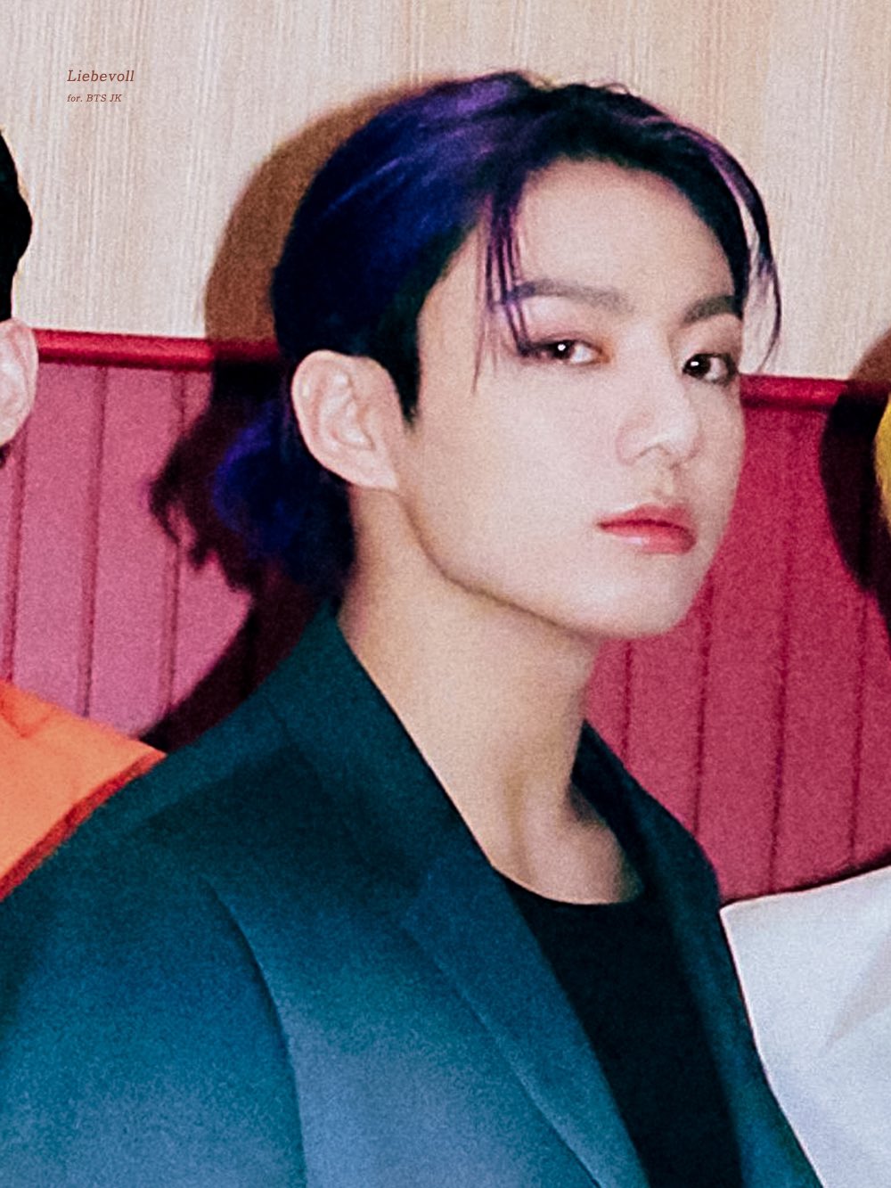  방탄 컨포 뜨자마자 월와실트 중인 보라색 묶은 머리 정국.jpg