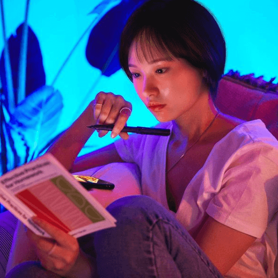 LG전자의-가상-뮤지션-김래아-책을-읽는-모습