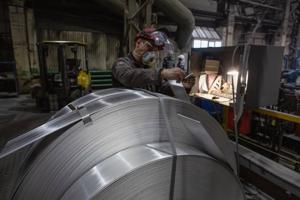  런던 알루미늄 가격 10년 만에 최고치 기록 Aluminum Hits 10-Year High as Demand Roars, China Supply Curbed