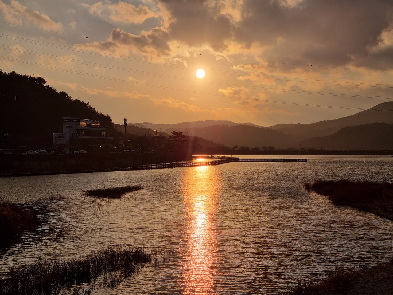 동명저수지의 낙조를 바라봅니다.