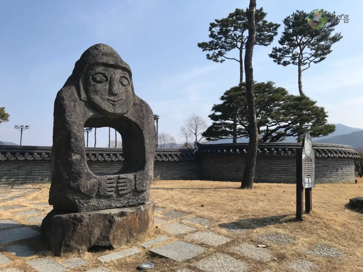 양평-세미원-세한정-입구-구멍이 뚫린 돌 조각상