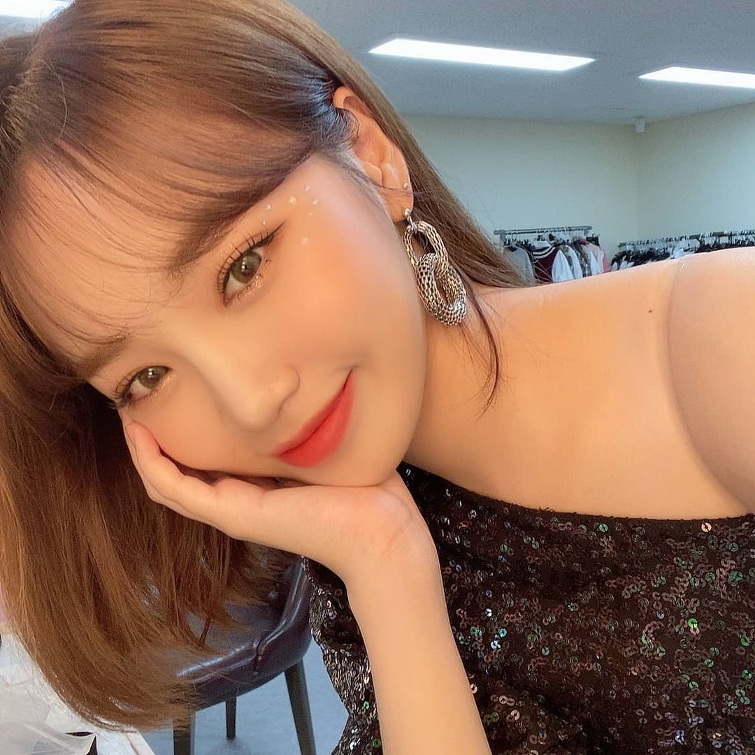  아이즈원 김채원 어깨선 들어내고 아찔한 미소 지어