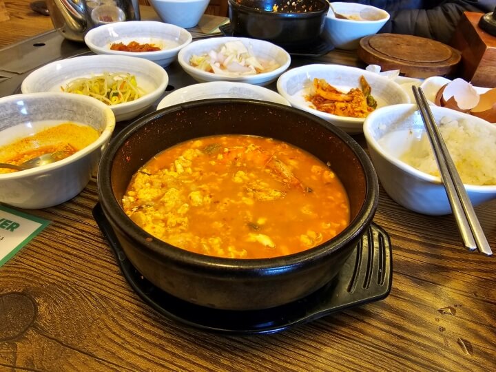 돌솥 순두부와 반찬 사진