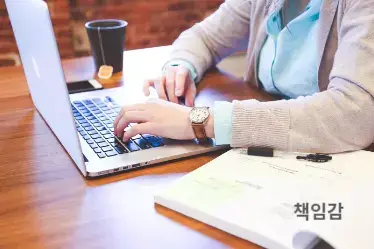 책상에서 노트북을 펴고 일에 집중하는 모습