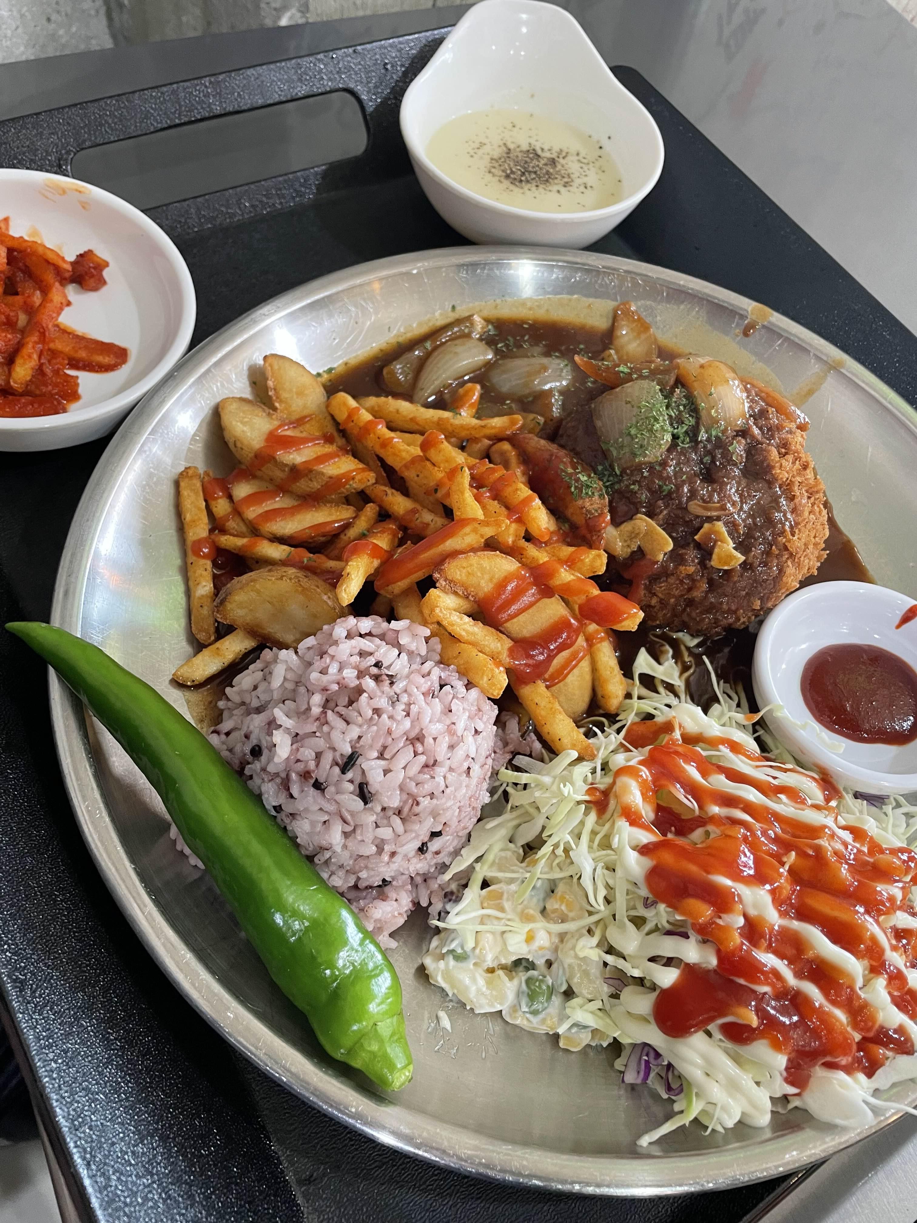  부산 동구 수정동 점심때 항상 줄서야하는 돈까스, 함박스테이크 맛집!! “고관함박”