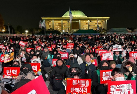 탄핵을 위해서 시민들이 광장에 나와서 시위하는 모습