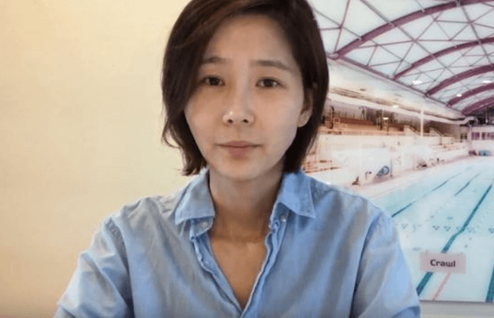 김나영이-유튜브를-통해-침울한-얼굴로-이혼에-대해-발표하는-모습