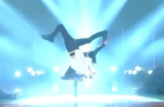 최동욱, 무대서 세븐댄스 선보여