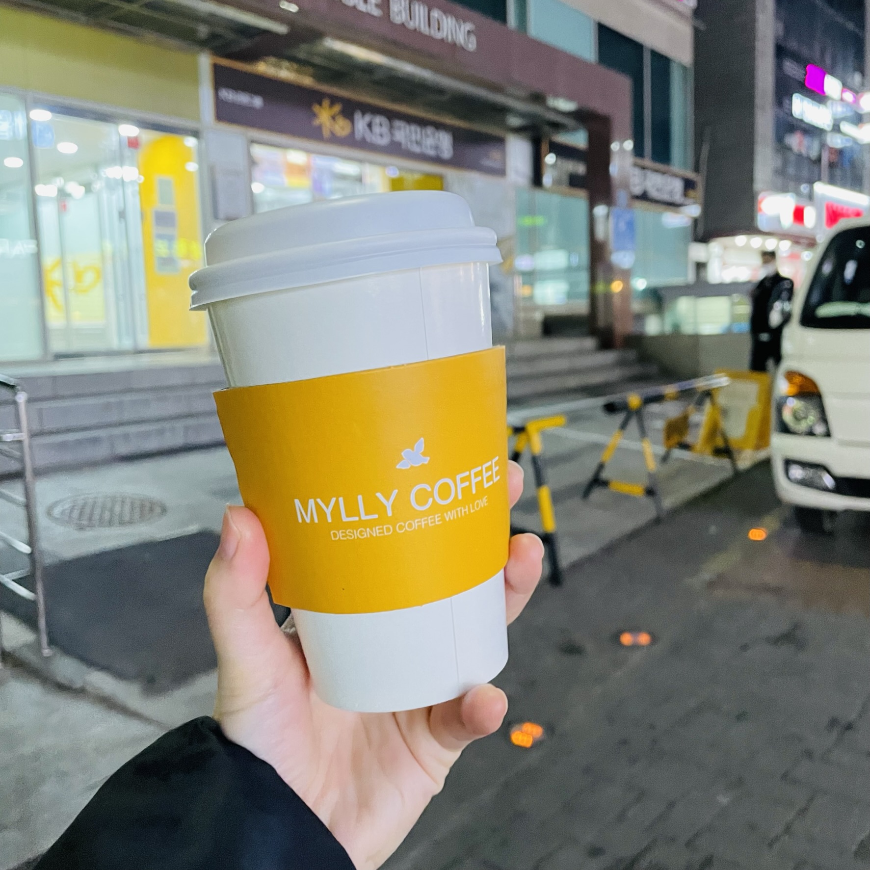  바닐라라떼 2900원 뿌루밀리 신대방삼거리역점