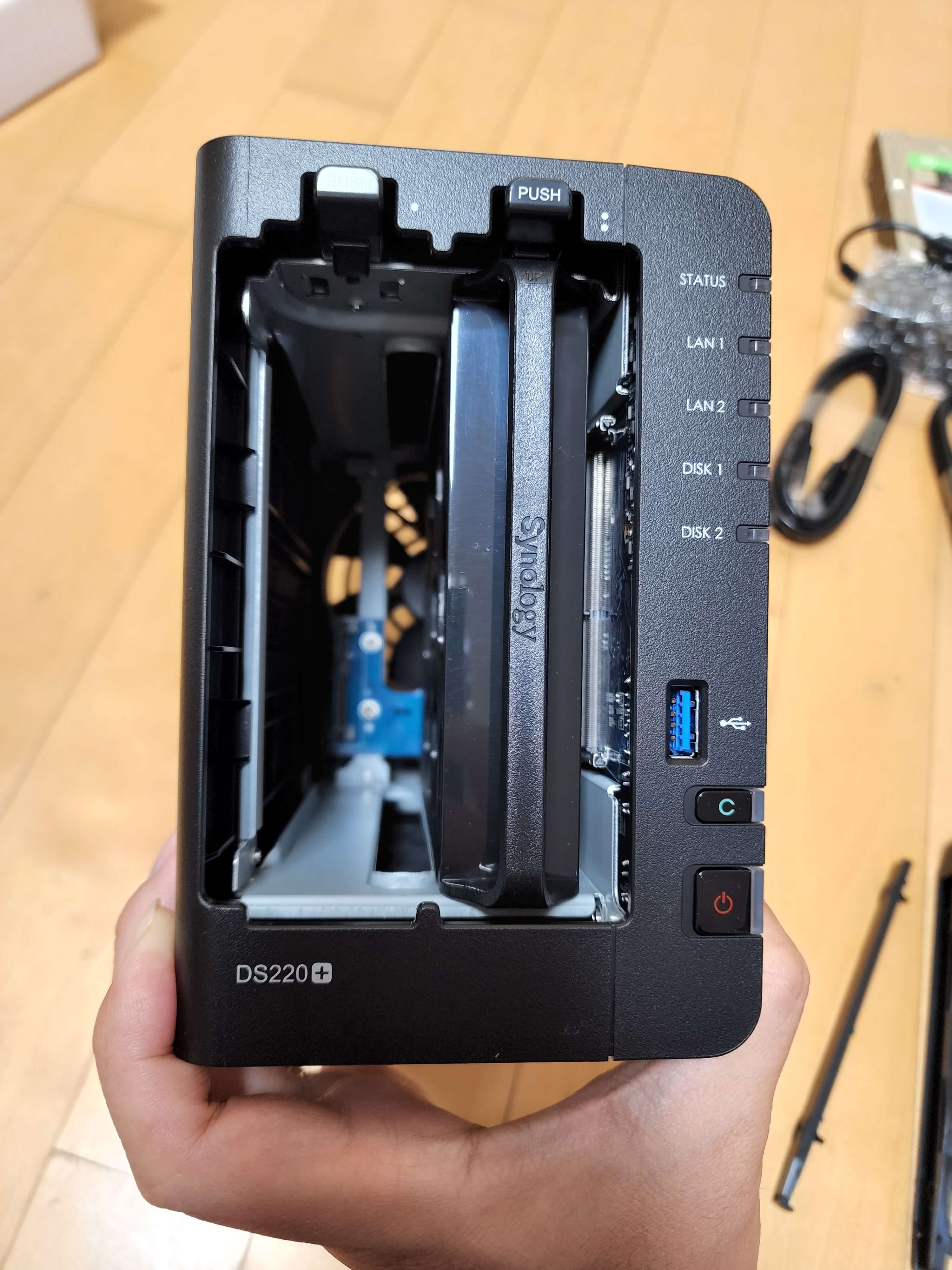 Synology 220+ 하드 넣는 곳