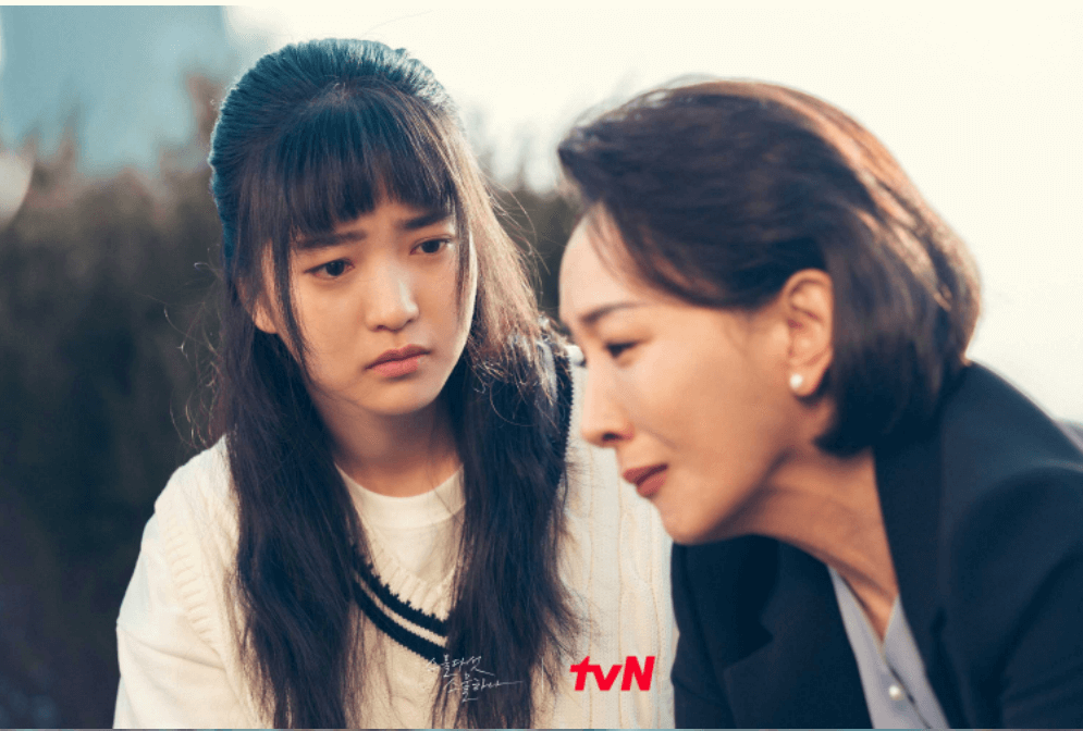 스물다섯 스물하나 드라에서 나희도와 모친 신재경이 고인이 된 부친의 산소를 찾아가 신재경이 통곡하는 장면, 두 모녀가 서로를 바라보는 사진입니다