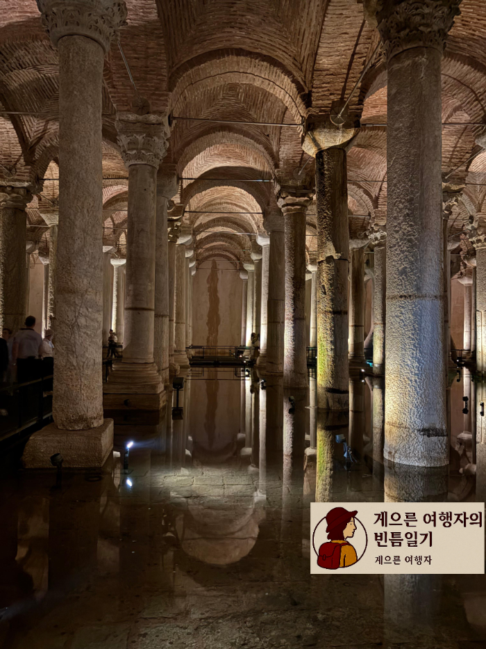 터키 이스탄불 지하물궁전 내부 메두사 조각상 ｜ 터키 패키지여행 필수 관광지
