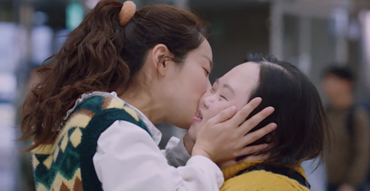 뽀뽀해주는동생-언니