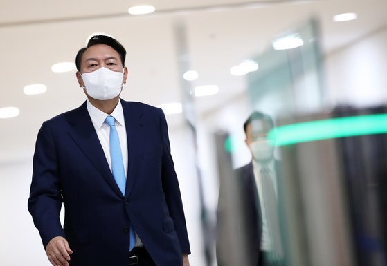  尹 지지율 40%대로.."대통령 임기 한달 차 뒷걸음질은 처음"