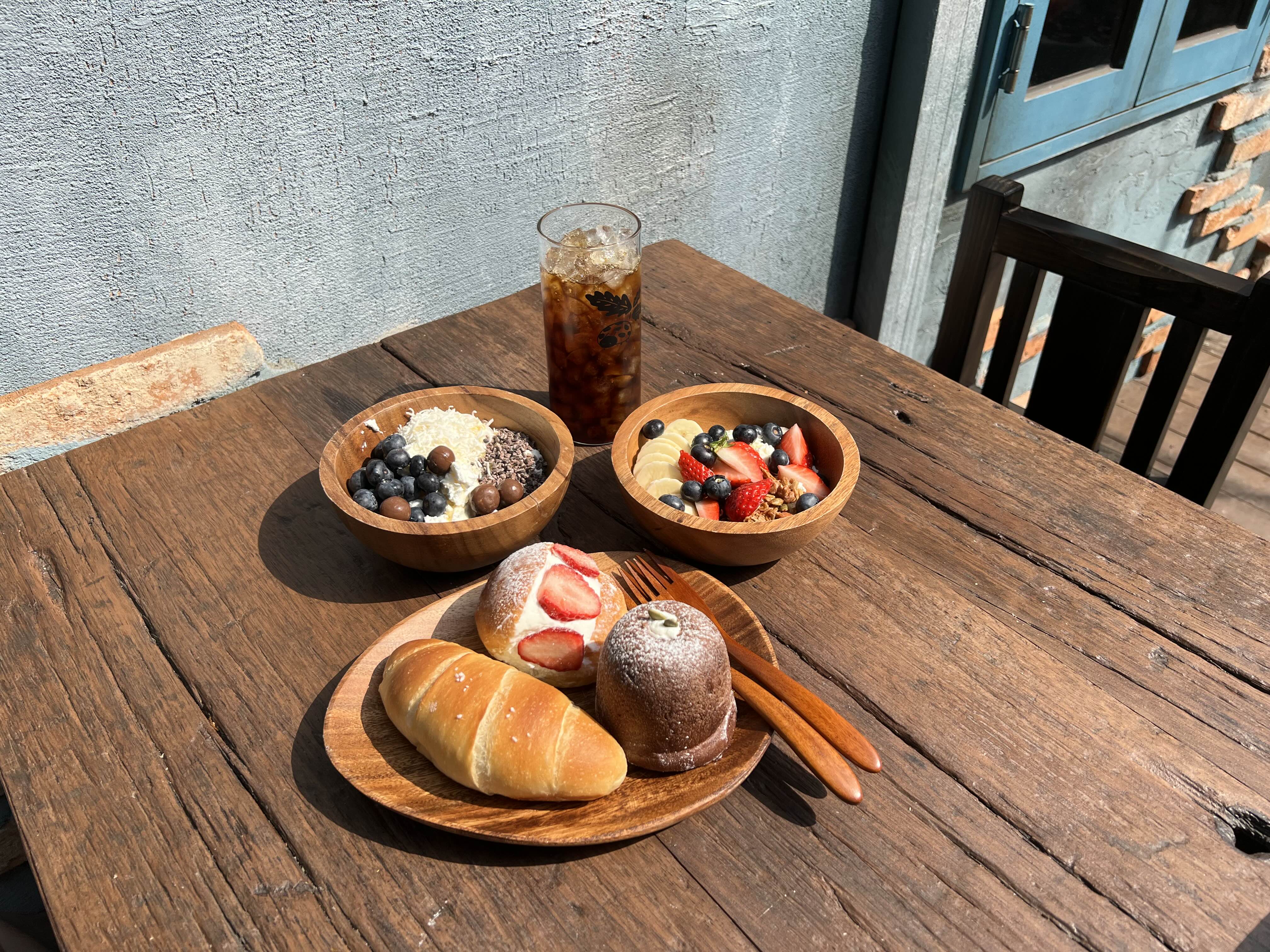 아메리카노-요거트볼-소금빵-햇빛-따사로운-제철과일