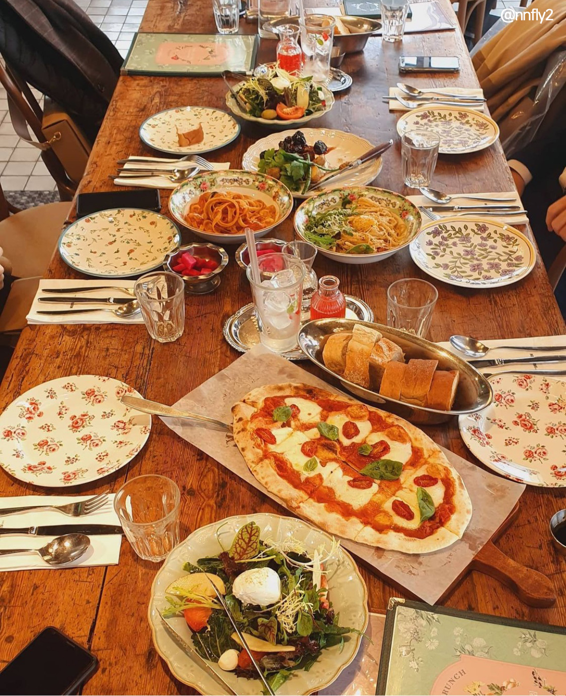 파티를 연상케하는 테이블위에 여러 음식들이 올려져 있는 모습