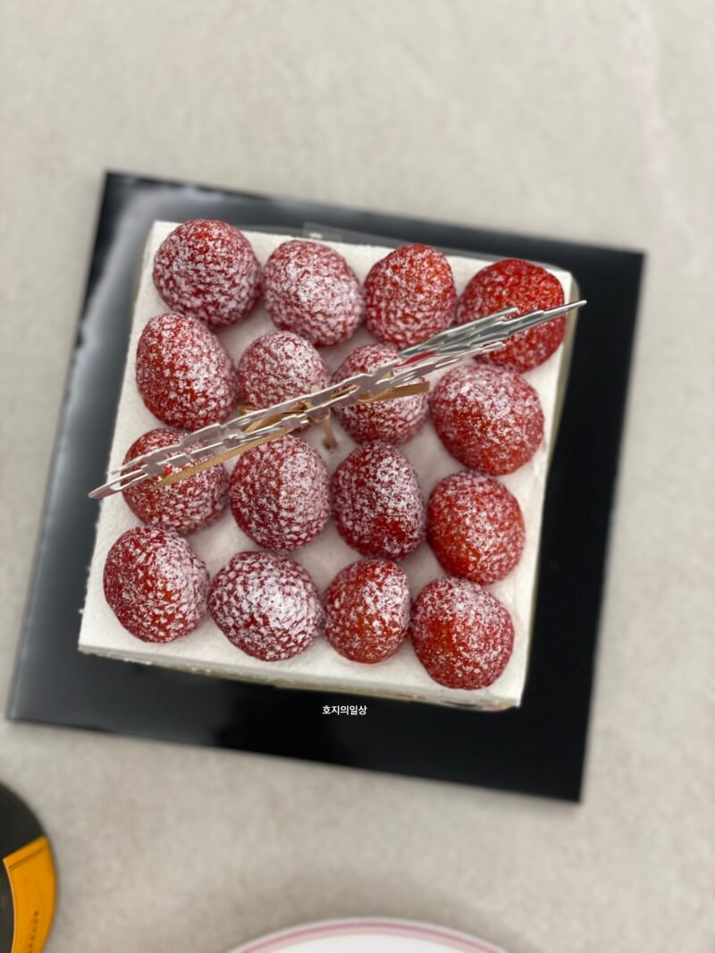 서울 신라 호텔 딸기 쇼트 케이크-윗면 모습