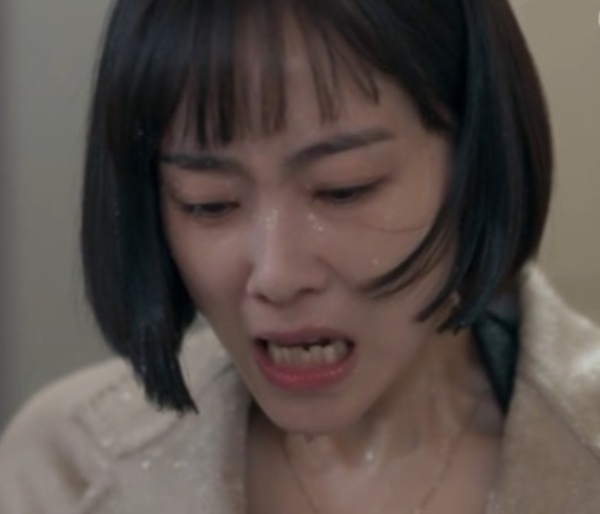 "내 얼굴에 리모컨을 던진 시어머니!"머리채를 잡아 집밖으로 내동댕이 쳤습니다.