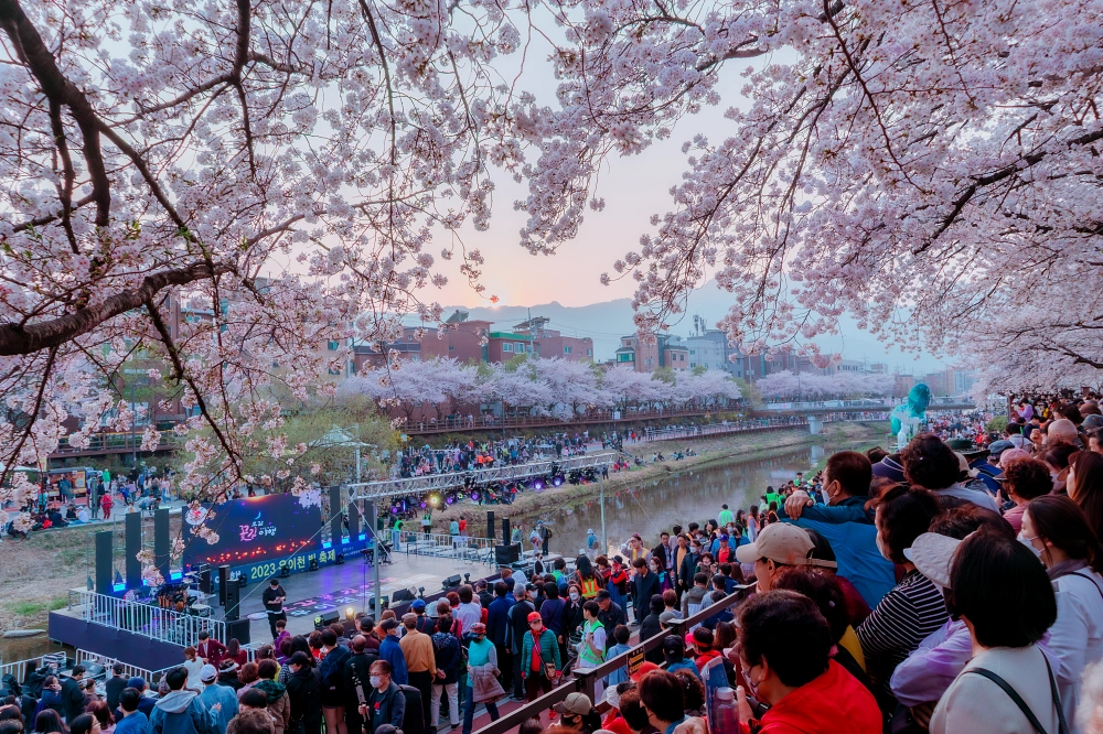  2023 우이천 빛축제를 기다리는 사람들