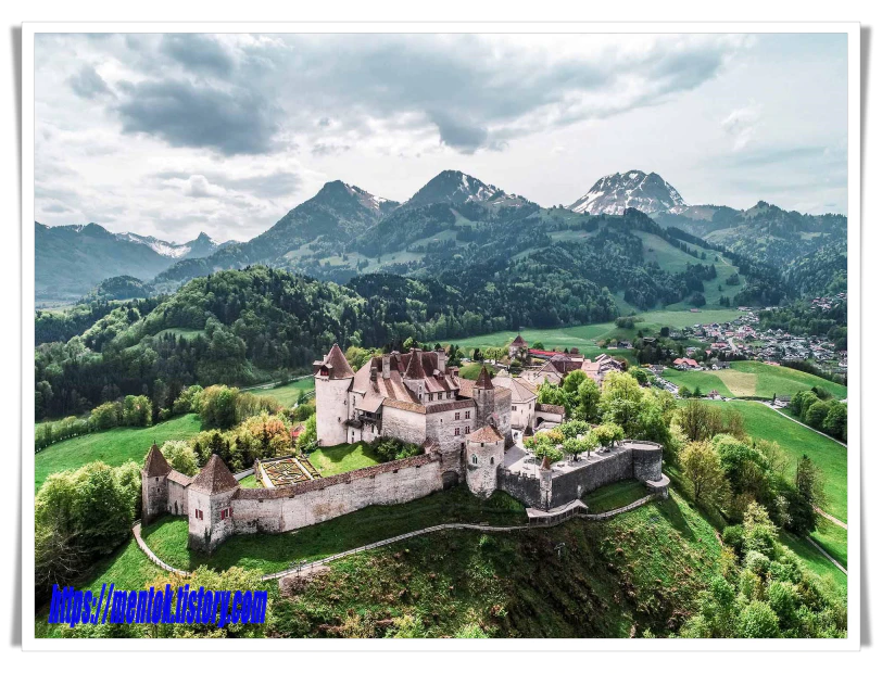 스위스 그뤼예르 마을의 상징인 그뤼예르 성과 푸른 초원, 알프스 산맥이 만들어내는 아름다운 전경