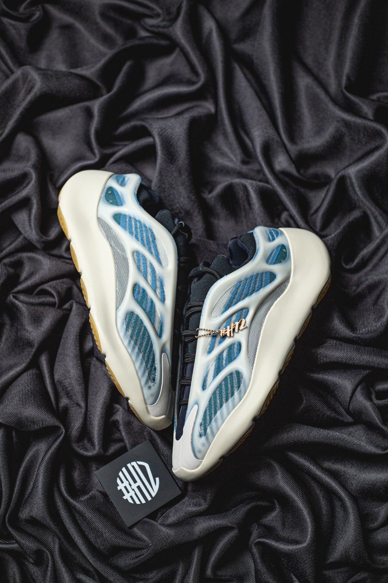  [ADIDAS x YEEZY] H12 아디다스 X 이지부스트 700 V3 카이아나이트 KYANITE GY0260