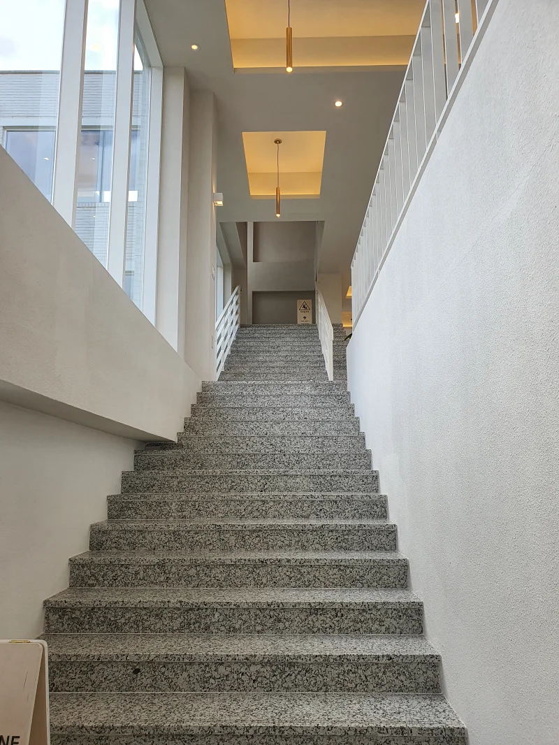 2층 가는 계단