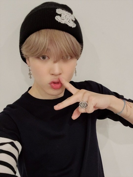  방탄소년단 지민, 인형 같은 '꽃미모' 셀카, 한국 개인최단시간 100만 '좋아요' 돌파