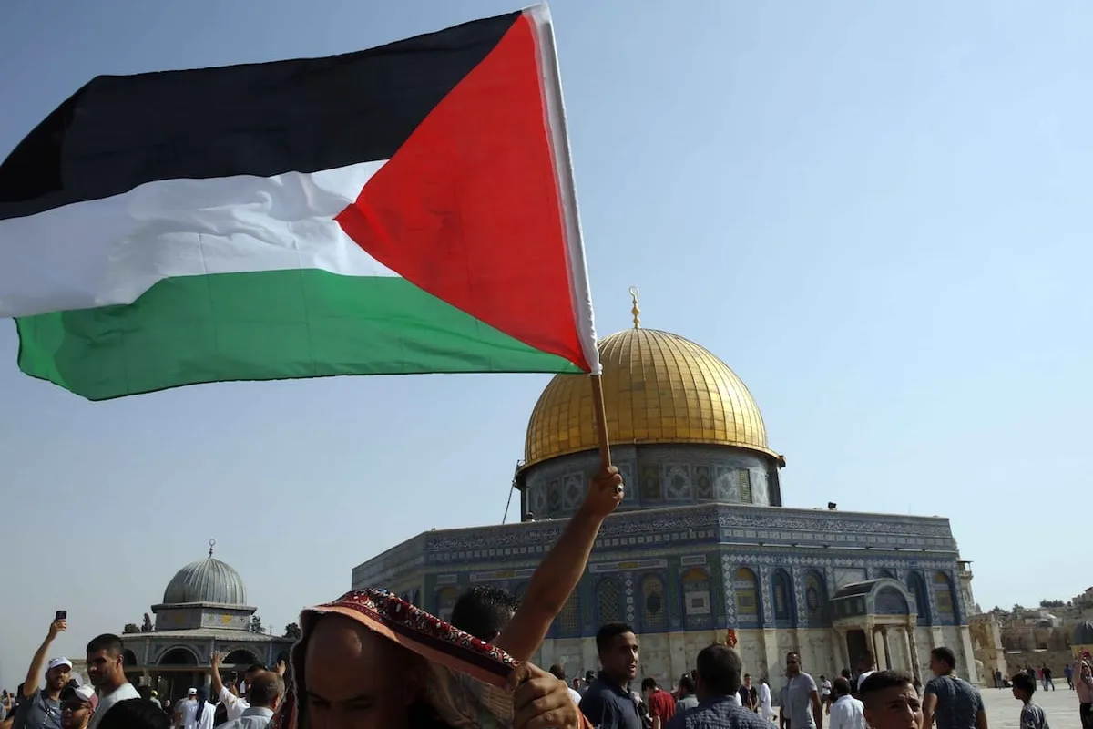 바위의 돔과 팔레스타인 국기