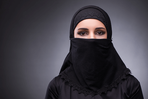 무슬림베일-히잡-검은색부르카-복장을하고있는-여성