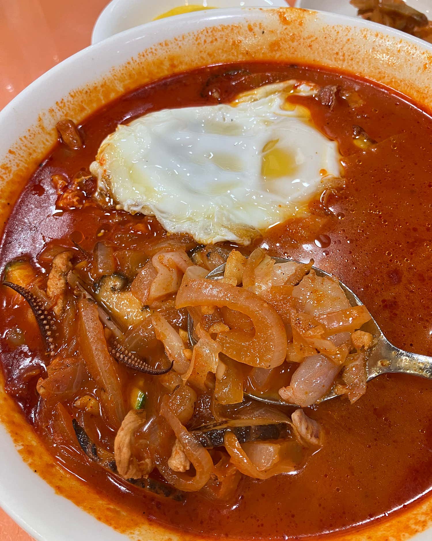 김군네 짬뽕밥 위에 계란프라이가 올라간 사진