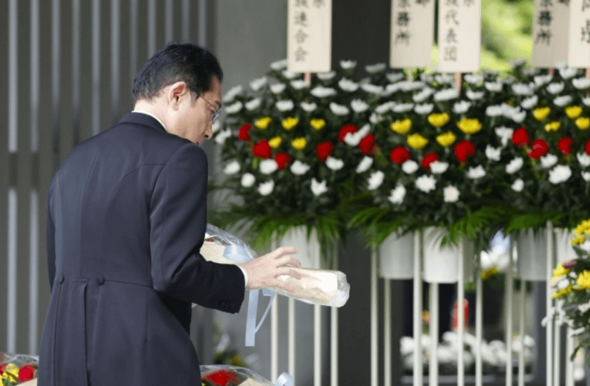 일본 총리와 정치인이 야스쿠니 신사 참배 중인 장면
