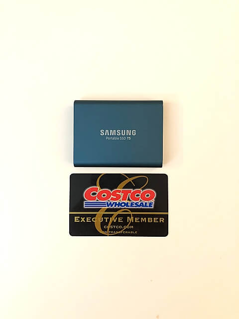 삼성전자 SSD 외장하드 T5와 신용카드 크기비교