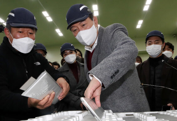 윤석열 국민의힘 대선후보가 30일 오후 충북 청주시에 위치한 클레버를 방문했다.