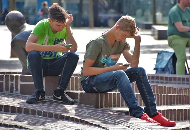 휴대폰 하는 청소년들