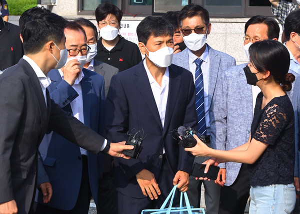  안희정 3년 6개월 만기출소