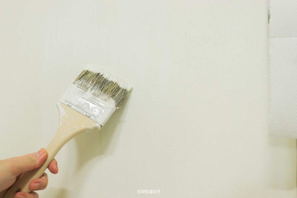 셀프인테리어 벽 페인트 칠하는 방법 벽지페인트 처음해봤는데 별거없네요. 벽지위에 칠해요. 6