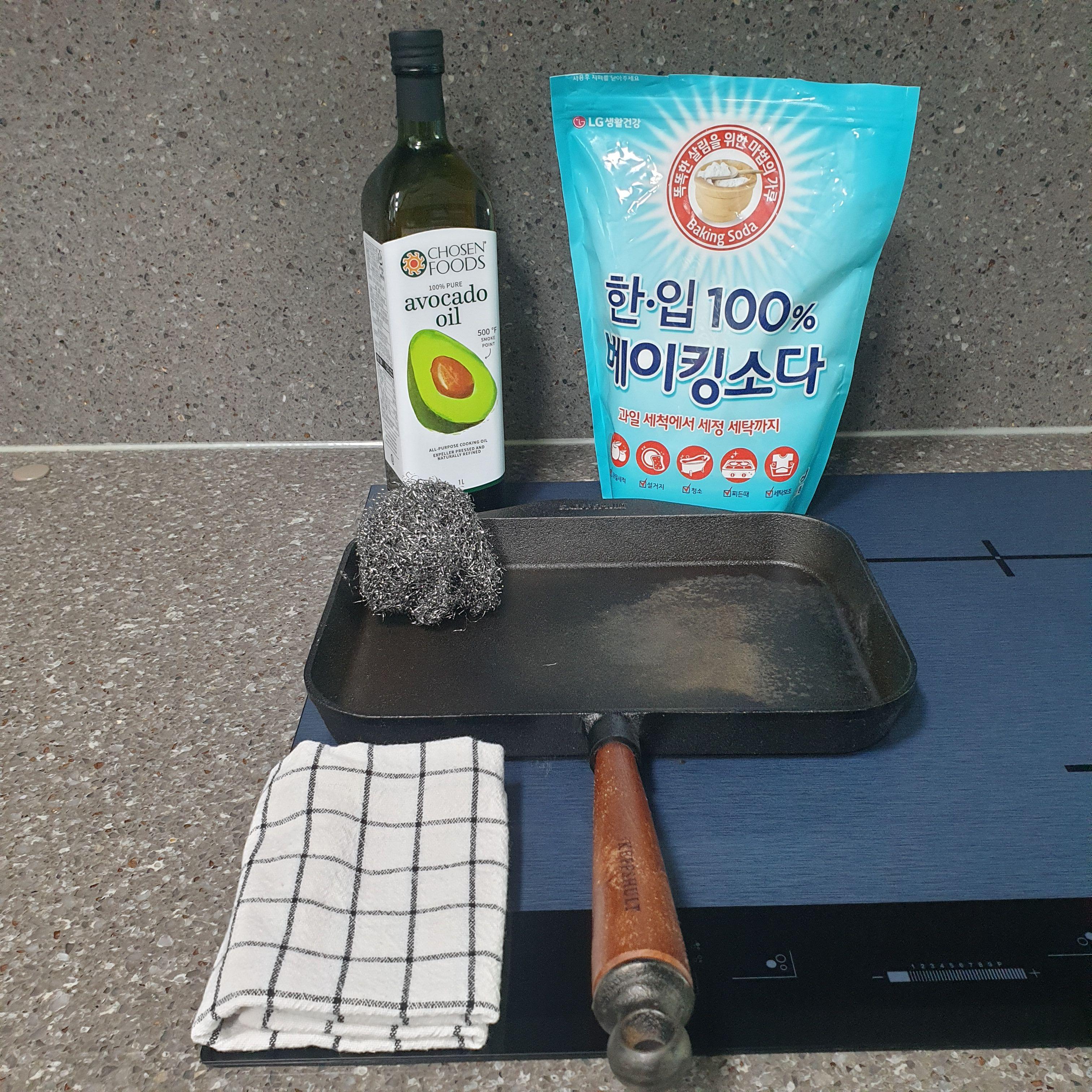 무쇠팬 녹 제거와 시즈닝을 위한 준비물로 식용 오일&#44; 베이킹소다&#44; 철수세미&#44; 면행주