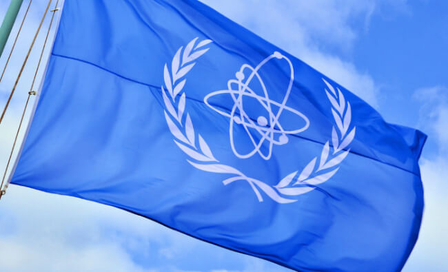 IAEA-로고가-그려진-깃발