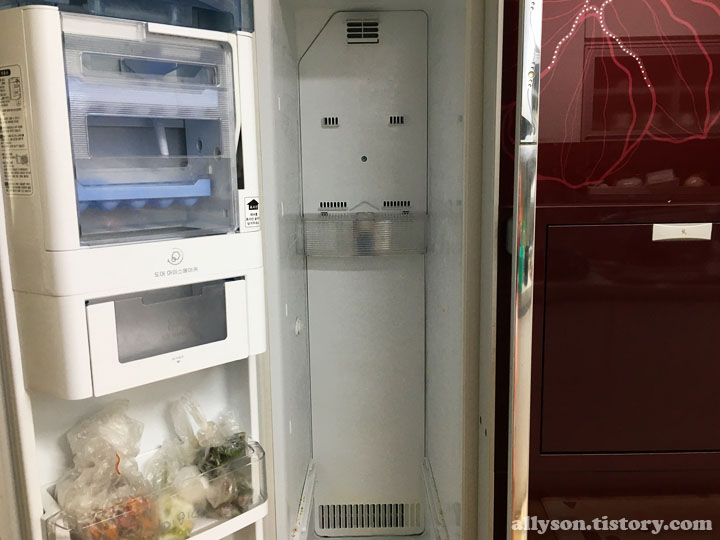 냉장고-냉동실-안에-음식과-선반-서랍이-모두-비워진-모습