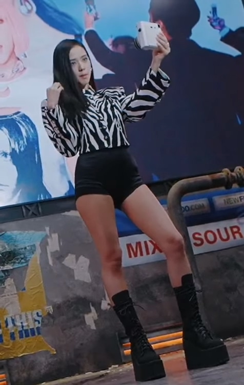 아이돌-idol-kpop-가슴-가슴골-슴골-boobs-cleavage-midriff-엉덩이-엉밑-엉밑살-butt-섹시-몸매-body-sexy-허벅지-thighs-도끼-cameltoe-nsfw-legs-cheeks-블랙핑크-지수-blackpink-jisoo