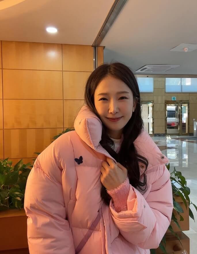 핑크색점퍼를입은-긴머리여성의모습