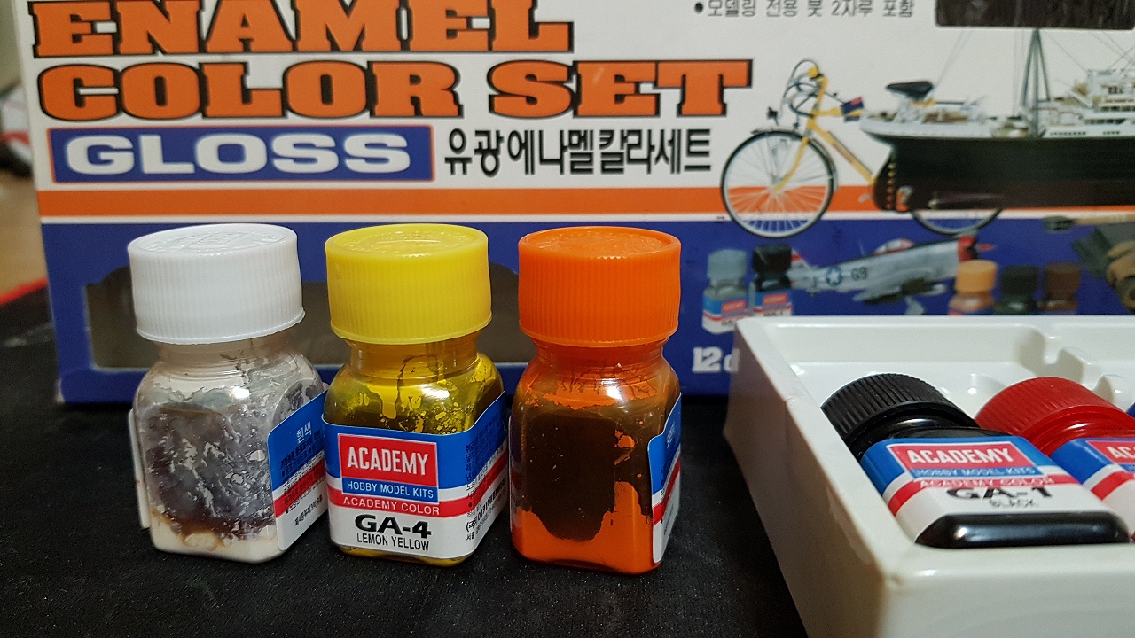  굳어버린 에나멜 물감 되살리기