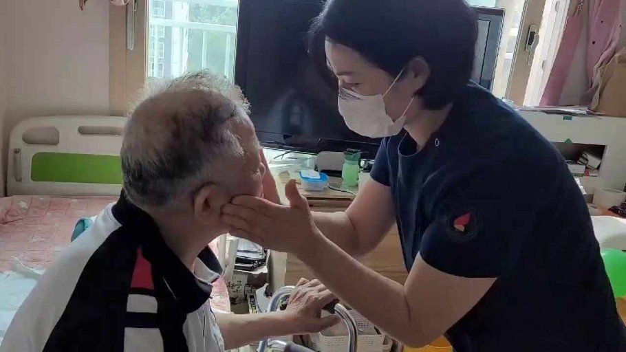 집으로 찾아가는 간호, 의료와 돌봄을 이어주고 조정하는 간호