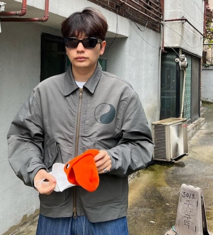  "정호연' 이동휘 역시 남다른 패션 센스..."추운 오렌지" [사진]