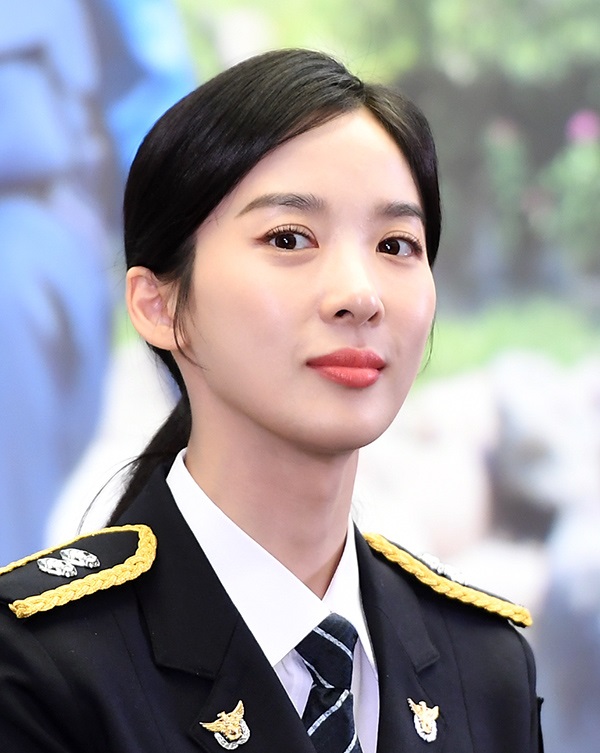  경찰 복장을 한 이청아
